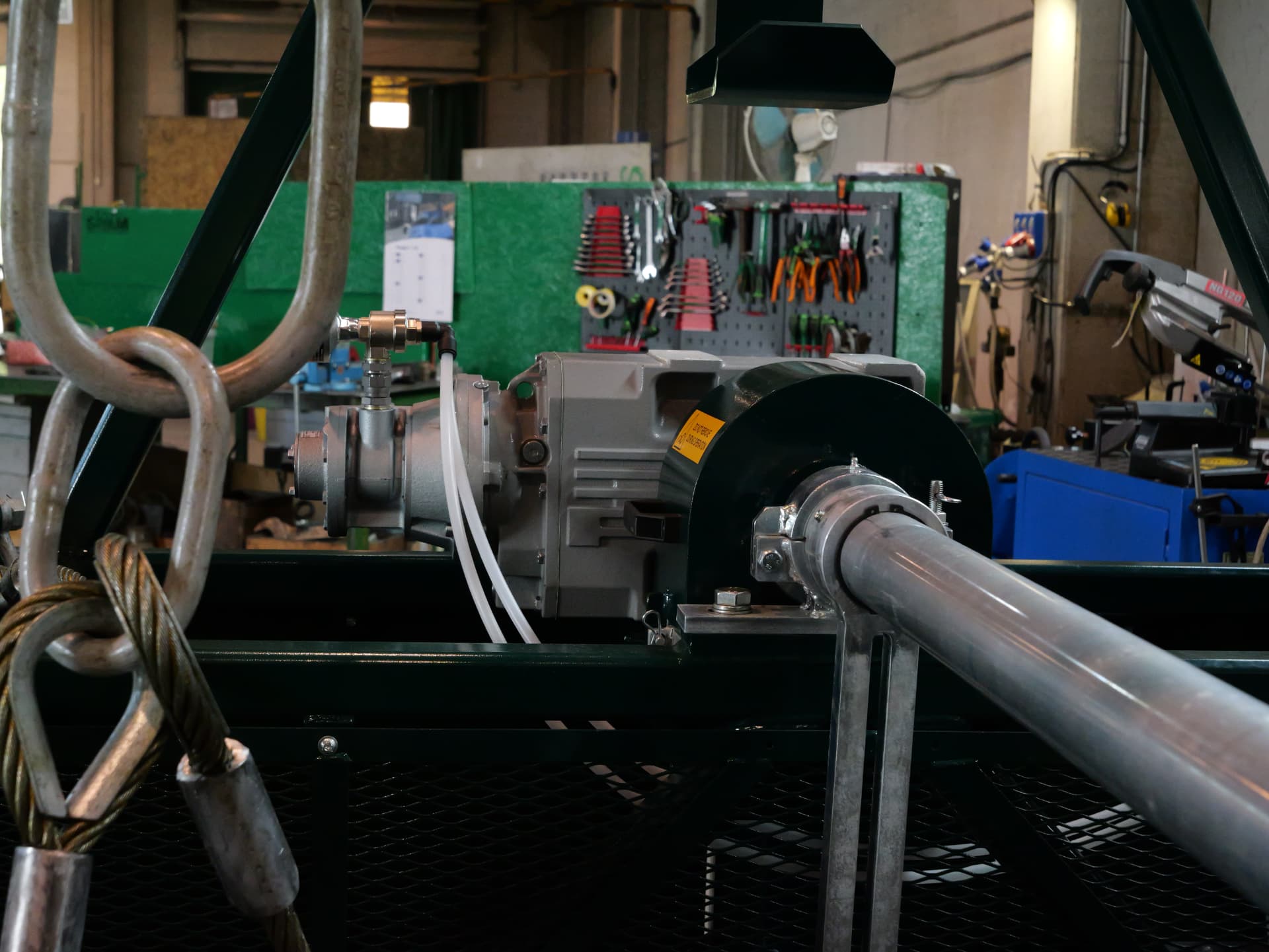 Motoriduttore pneumatico e albero di trasmissione di una spooling unit SIVAM in officina